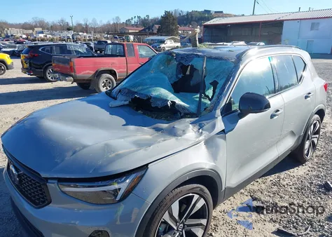 2025 Volvo Xc40 B5 Plus Dark Theme z USA, uszkodzony, nr VIN YV4L12UC6S2492483